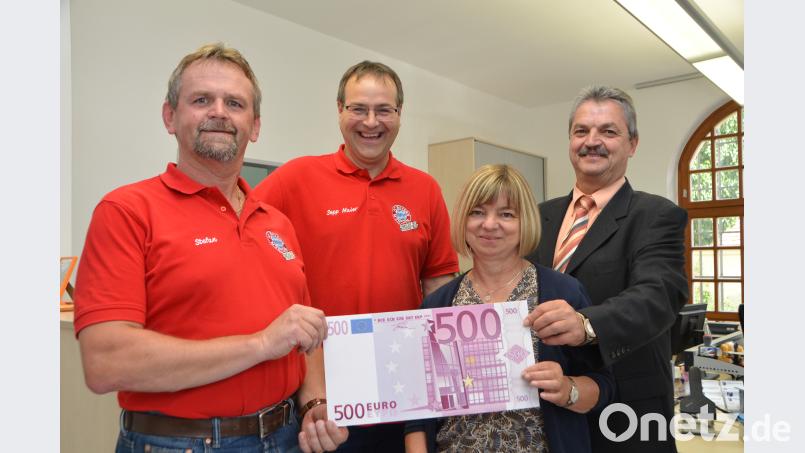 Stefan Schäftner und Josef Maier vom FC-Bayern-Fanclub übergeben 500 Euro aus ihrem Vereinsvermögen an Ingrid Scheinkönig und Bürgermeister Andreas Wutzlhofer (von links nach rechts). dob