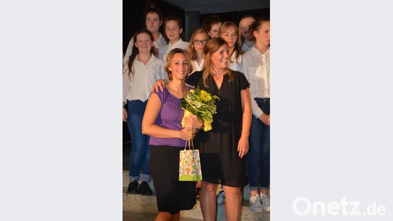 Jennifer Schlackl (links) und Stefanie Linn mit einem Teil ihrer Darsteller. Bild: eya