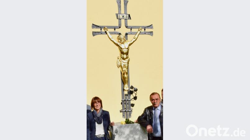 Ein Freundschafts-Kreuz ist das jüngste Projekt, unter dem Bürgermeisterin Margit Kirzinger und ihr Rozvadover Kollege Borivoj Vrabec hoffnungsvoll einer weiteren guten Zusammenarbeit entgegensehen. Josef Forster