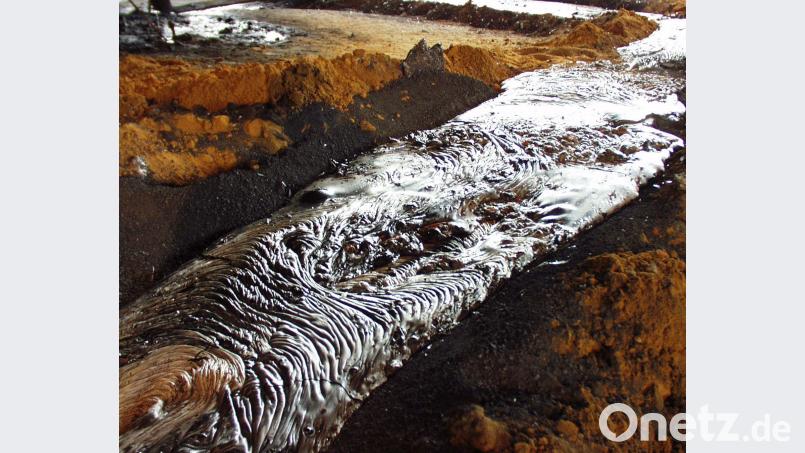 Die letzte Schlacke läuft aus dem Hochofen. Harald Mohr