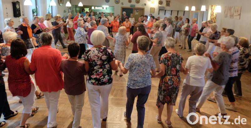 Der Arbeitskreis Amberg/Regensburg im Bundesverband Seniorenkreis hatte zu einem großen Tanzfest mit Tanzgruppen aus der ganzen Oberpfalz in Verbindung mit dem 10-jährigen Jubiläum des Tanzkreises Pfreimd in den Bodensteinersaal Stulln eingeladen. Die Eröffnung mit einer Polonaise in fantasievoller Choreografie stimmte auf das großartige Erlebnis ein. ohr