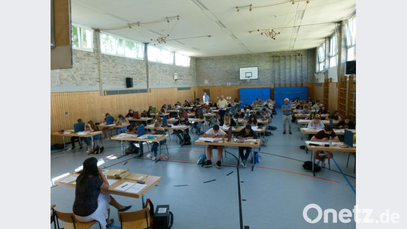 Zum 44. Mal leitet Rudolf Danzer (Mitte) die "Auswahlprüfung für den Einstieg in die zweite Qualifikationsebene im nichttechnischen Bereich der Leistungslaufbahn". rn