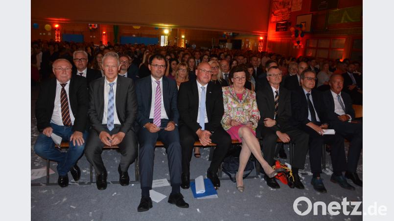 Viele Ehrengäste waren am Donnerstagabend zur Abiturfeier der FOS/BOS in die Dreifachturnhalle gekommen. jr