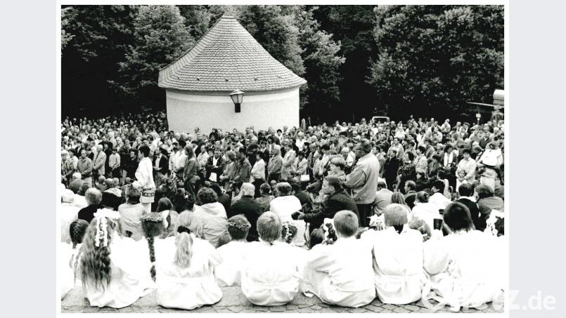 Mariahilfbergfest 1997: Die Menschen drängen sich beim Gottesdienst um den Freialtar. Steinbacher, Wolfgang [WSB]