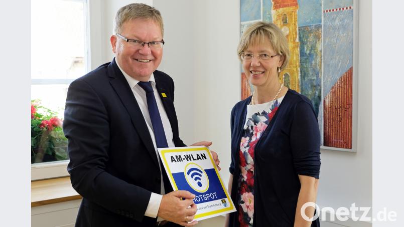 Sie arbeiten gemeinsam am Zukunftsmodell digitale Bildung: die neue fachliche Leiterin der Staatlichen Schulämter in der Stadt Amberg und im Landkreis Amberg-Sulzbach, Beatrix Hilburger, und Oberbürgermeister Michael Cerny. Susanne Schwab