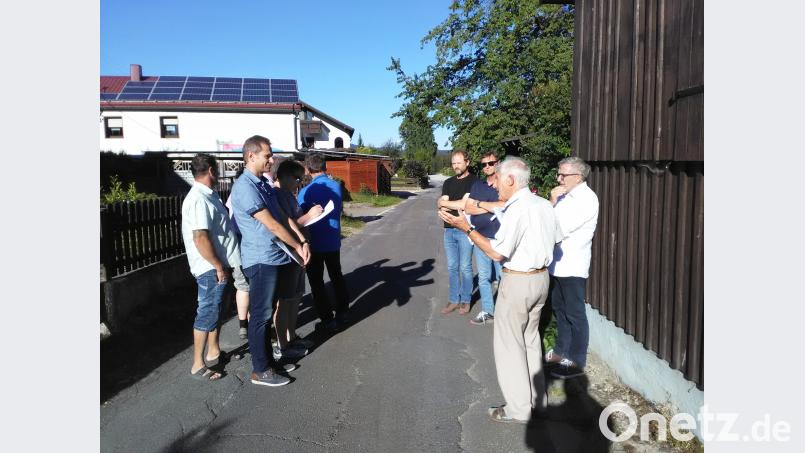 Der erste Ortstermin der Sitzung des Bau-und Umweltausschusses war der Lohweg in Bernlohe. ld