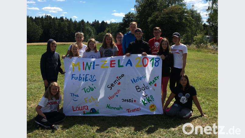 In bunten Schriftzügen stehen die Namen der Ministranten auf dem Banner für das Zeltlager. le