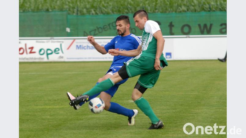Beim BD-Sensors-Cup in Röslau entschied der SV Etzenricht das Landesliga-Duell gegen den SV Mitterteich mit 1:0 für sich. Hier blockt Mario Zivatovic (hinten) den Schuss des Mitterteichers Manuel Dürbeck ab. Gebert