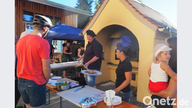 Die Pizzabäcker der Hubertusschützen versorgen die Gäste aus dem Holzbackofen mit Flammkuchen und Pizzen und verliehen der Sommernacht italienischen Flair. gz