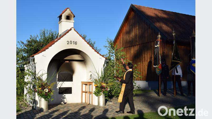 In einer beispielhaften Gemeinschaftsleistung hat die Dorfgemeinschaf Saltendorf einen neuen Backofen gebaut..Pater Georg Parampilthadathil erteilte dem Schmuckstück den kirchlichen Segen. bnr