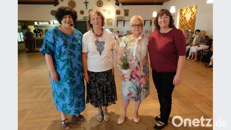 Vorsitzende Beate Maluche (Zweite von links) und Stellvertreterin Anni Schaal (links) des Arbeitskreises (AK) Amberg/Regensburg im Bundesverband Seniorentanz gratulierten Leiterin des AK Pfreimd, Monika Strehl (Zweite von rechts), im Beisein von Mitorganisatorin Angela Weidner (rechts) Tanzgruppe Schwandorf, zum 10-jährigen Jubiläum. ohr