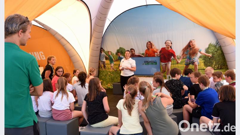 Bei der Philipp-Lahm-Schultour lernen die Fünft- und Sechstklässler der Lobkowitz-Realschule praktisches Wissen über gesunde Ernährung und eine sportliche Lebensweise. bgm