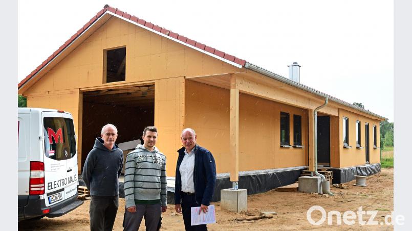 Ziemlich stolz sind Oskar Lottner (Freiwilliger als Innenarchitekt), Florian Fischer und Bürgermeister Roland Strehl auf das, was alle zusammen schon geschafft haben. Petra Hartl