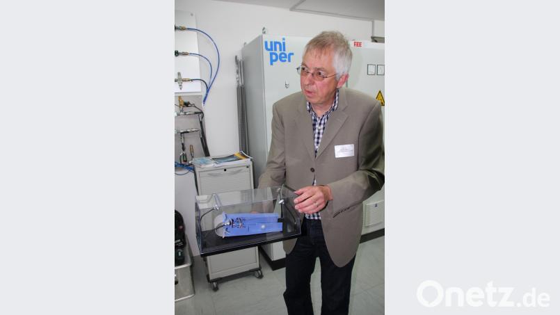 Thomas Liepold, Geschäftsführer der Bayerischen Landeskraftwerke, mit einem Modell, das die Technik der Anlage veranschaulicht. Mardanow