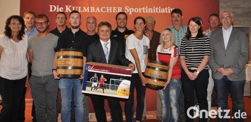 Bezirksvorsitzender Thomas Graml (rechts) und Marketingleiterin Birgit Reichhardt (links) von der Kulmbacher Brauerei überreichten am Donnerstag im Wellness- &amp; Sporthotel „Zur Post“ in Tännesberg den Fairness-Preis. es