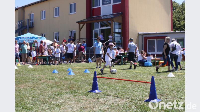 Kicken für einen guten Zweck- dieses Konzept kommt beim Schulfest super an. Schulleiterin Hedwig Forster, ihre Stellvertreterin Ingrid Schmidt und das Lehrerteam der Grundschule Oberbibrach treffen mit der „BallHelden- Aktion“ genau den Nerv der Kinder und der zahlreichen Besucher. edo