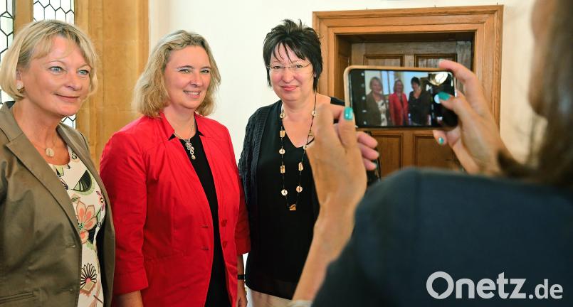 Drei Frauen, ein Strang an dem sie ziehen. Im Bild von links: TH-Präsidentin Professor Andrea Klug - hier wird das Zentrum wissenschaftlich verortet, Ministerin Kerstin Schreyer und Fabienne Becker-Stoll, die Leiterin des Instituts für Frühpädagogik, das ebenfalls nach Amberg umziehen wird. Petra Hartl
