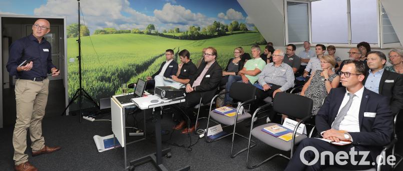 Innovationsfreude nur an der Unternehmensspitze reicht nicht aus, sagt Jürgen Frischmann (stehend) von der gleichnamigen Druckerei. Wer seinen Betrieb digital fit machen möchte, braucht dazu die gesamte Belegschaft und muss sie deshalb in diese Prozesse einbinden. Wolfgang Steinbacher