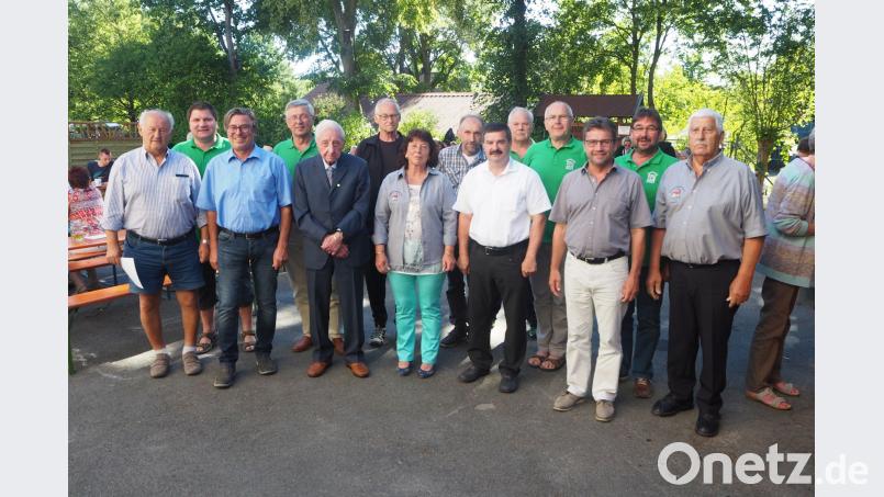Beim Sommerfest der Siedlergemeinschaft danken die Verantwortlichen Kassenprüfer Egbert Kohl (Sechster von links) und Ehrenmitglied Siegmund Witzlau (Fünfter von links) für 30 Jahre Mitgliedschaft. gz
