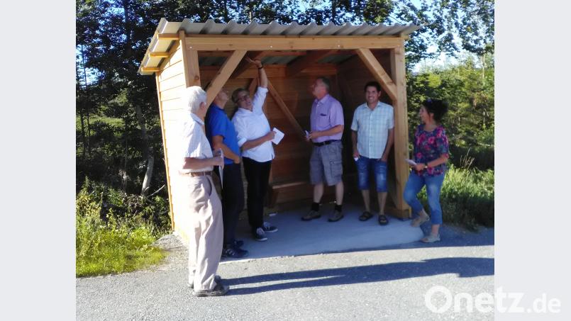 Bauausschuss besichtigt neues Bushäuschen ld