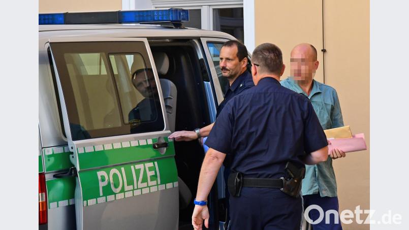 In Fußfesseln wurde der Angeklagte im Landgericht vorgeführt. Petra Hartl