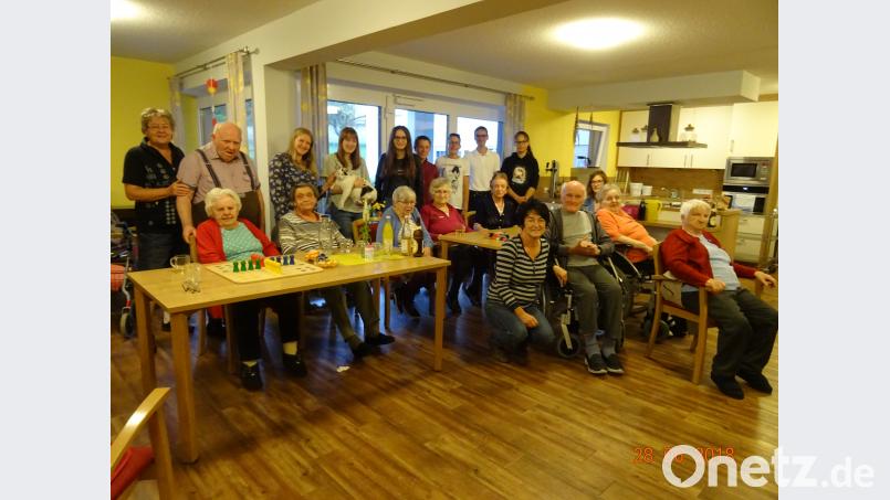 Evangelischer Pfarrer Michael Kelinske besuchte mit seiner Jugendgruppe das das Haus Frohnwiesen im BRK Seniorenheim für einen Spieleabend. exb