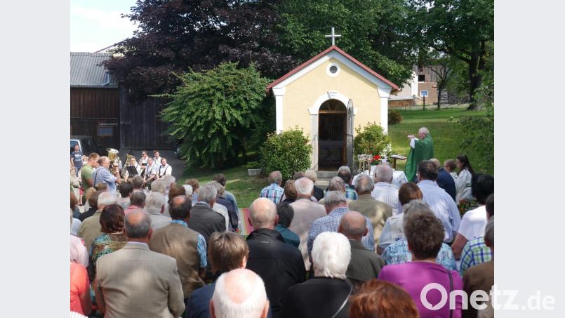 Pfarrer Erwin Bauer beim stark besuchten Gottesdienst an der 125 Jahre alten Dorfkapelle zur Eröffnung des Dorfangerfestes. Die Kapelle, der Muttergottes gewidmet und mit Figuren des heiligen Konrad von Parzham war immer der gläubige Mittelpunkt der Ortschaft. exb