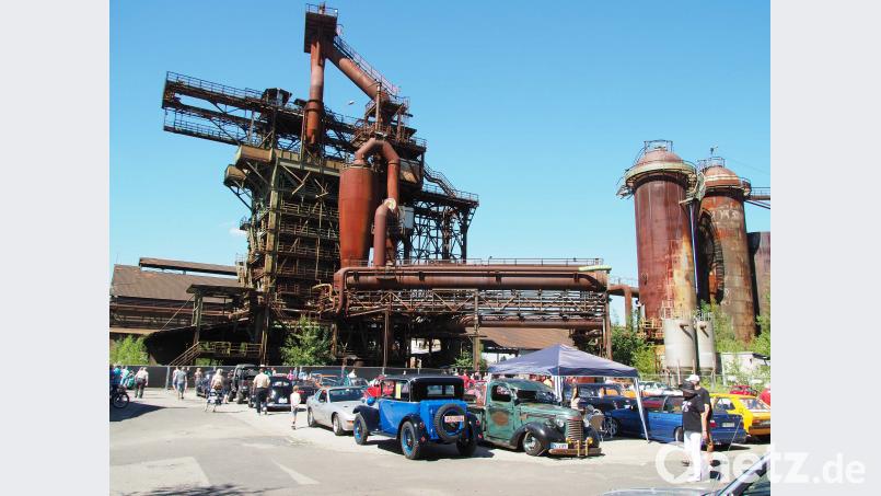 Die Hochofenkulisse ist ideal für die Fahrzeugausstellung. Harald Mohr