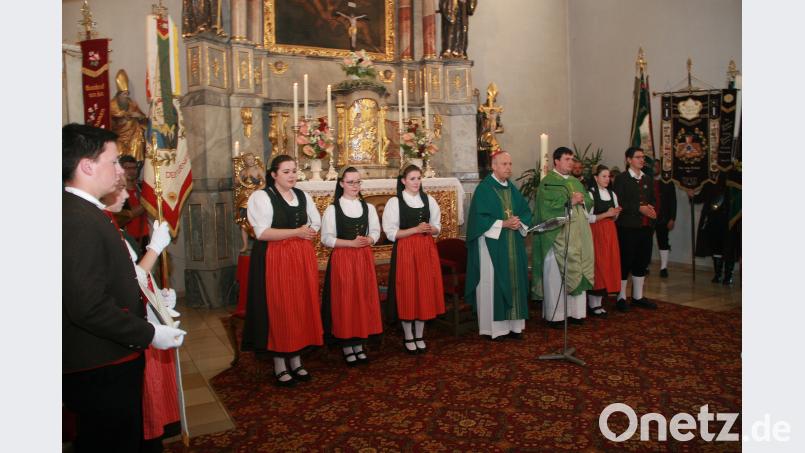 Den Gottesdienst in der Pfarrkirche St. Michael gestalteten Weihbischof Reinhard Pappenberger und Pfarrer Maximilian Roeb (3. von rechts) gemeinsam. WRO