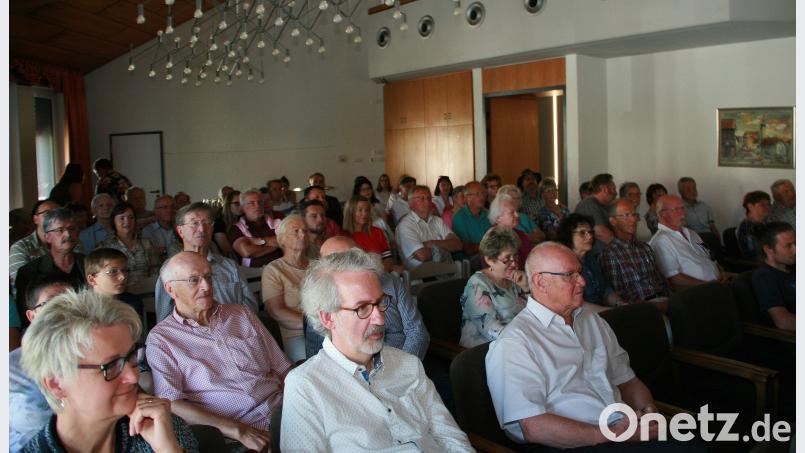 Die Festvorträge zur Geschichte und Kultur im Rathaussaal waren gut besucht. Unter den interessierten Gästen (vorne von rechts) auch der Vorsitzende des Oberpfälzer Kulturbundes Volker Liedtke und der Herausgeber der Nordgautag-Festschrift Manfred Knedlik. WRO