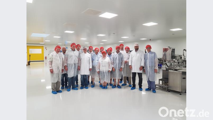Die CSU-Delegation bei der Besichtigung der Firma Vital-Products. Geschäftsführer Alexander Pfißtner (Zweiter von rechts), Prokurist Michael
Würtemberger (Fünfter von links), Geschäftleitungsassistentin Kristina
Cicek und Qualitätsleiter Udo Eichhorn (Zweiter von links) geben der
Besuchergruppe einen Einblick in das Unternehmen. exb
