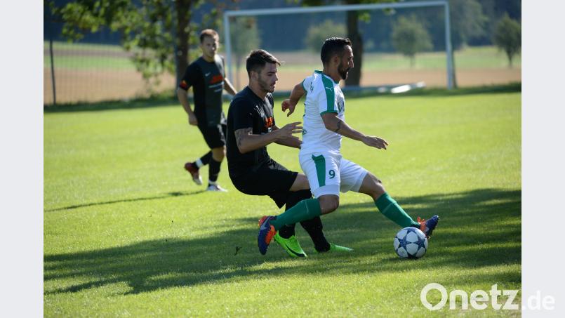 Gebenbachs Oldie Oliver Gorgiev (rechts) im Zweikampf mit seinem Neukirchener Gegenspieler. BRÜ