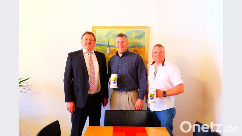 Bürgermeister Hans-Martin Schertl (von links) begrüßte Oberst Adam J. Boyd und Command Sergeant Major Michael Sutterfield im Vilsecker Rathaus. zip