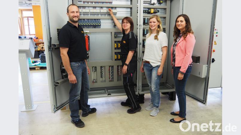 Stolz zeigt Madeleine Busch (Zweite von links) den von ihr selbstständig ausgestatteten und geprüften Schaltschrank. Er ist für eine Keramikproduktion in Portugal vorgesehen. Mit dabei ihr Fertigungsleiter Tobias Busch von der Lippert GmbH & Co KG sowie Christine Ritter vom ÜBZO in Weiden und Christina Schönberger vom Jobcenter Weiden-Neustadt (Dritte und Vierte von links) SBÜ