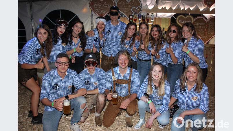 Stets engagiert und gut gelaunt war die Katholische Landjugend Stein im Service und in der Bar tätig. kro