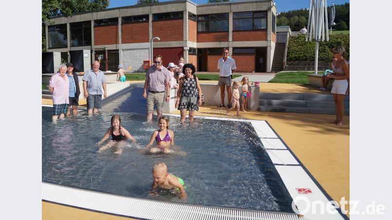 Bürgermeister Heinz Weigl und einige Stadträte freuten sich über den gelungenen Kleinkinderbereich im Freibad und beobachteten begeistert, wie sich die Kleinen in der neuen Anlage vergnügten. WEU