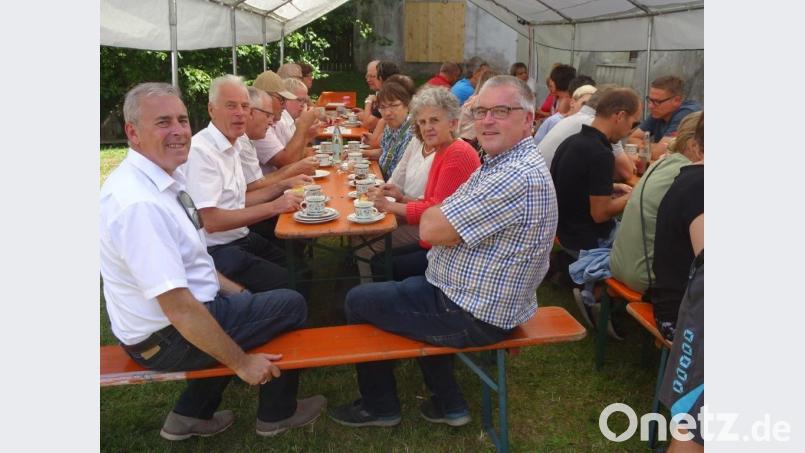 Bürgermeister Richard Tischler (rechts) und Altbürgermeister Arnold Kimmerl (Zweiter von links) freuten sich über die Besuchergruppe aus der Partnerstadt Grünsfeld mit Bürgermeister Joachim Markert (links). hm