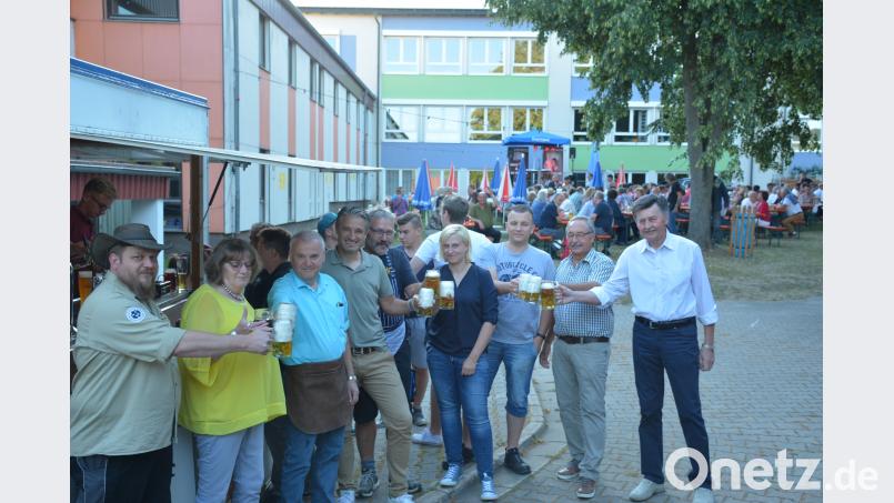 Rathauschef Günter Kopp (vorne, Dritter von links) stößt unter anderem mit Ehrenbürger Gerd Schönfelder (rechts daneben), drittem Bürgermeister Günther Bäte (links), Altbürgermeister Hans-Gerd Reindl (rechts), Gemeinderäten und Vereinsvertretern auf das 24. Bürgerfest an. ak