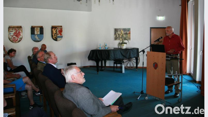 Adalbert Busl (am Rednerpult) erinnerte an das Grenzlager in Wiesau. Vor geraumer Zeit bereits hatte der Grundschulrektor a. D. Bild- und Textdokumente zusammengetragen. WRO