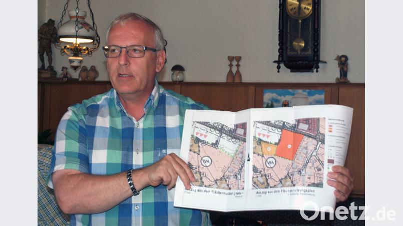 Winfried Franz, Neukirchens Bürgermeister und SPD-Fraktionssprecher im Kreistag, stellte auch mit einem Plan den für seine Gemeinde geplanten Verbrauchermarkt vor, für den er im kommenden Frühjahr mit dem Baubeginn rechnet. sön