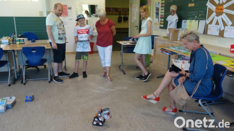 Blechdosen und Milchtüten kann der kleine Roboter aufsammeln. Bild: hka