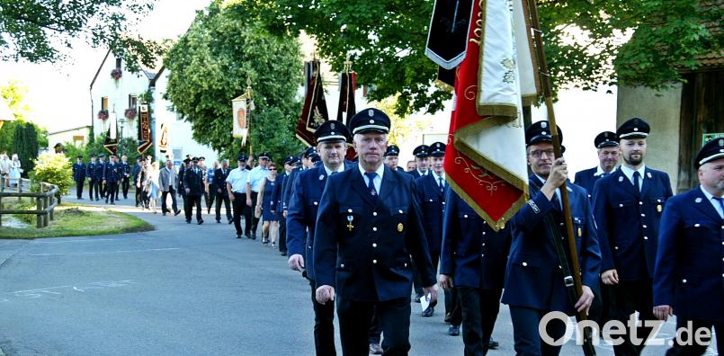 Der Kirchenzug mit den zahlreichen Feuerwehren aus dem Umland. Reinhard Kreuzer