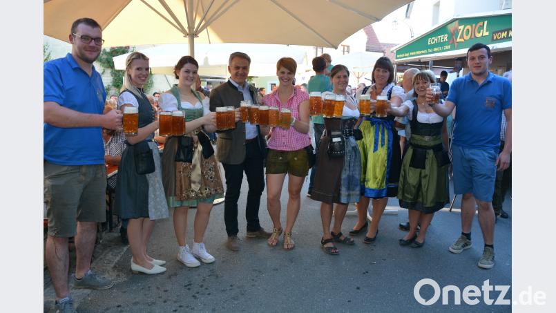 Wieder ein voller Erfolg wurde am Wochenende das 15. Zoiglfest des Mitterteicher Burschenvereins am Anger. Schirmherr Bürgermeister Roland Grillmeier (Mitte), Festleiter Tobias Zintl (rechts) und Burschen-Vorsitzender Hans Fick (links) genossen dieses Fest, während die hübschen Bedienungen alle Hände voll zu tun hatten. JR