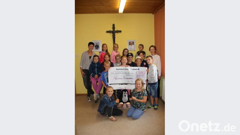 Einen Teil ihrer Geschenke geben die Poppenrichter Kommunionkinder an die Kinder von "Ninos Freunde" weiter. exb