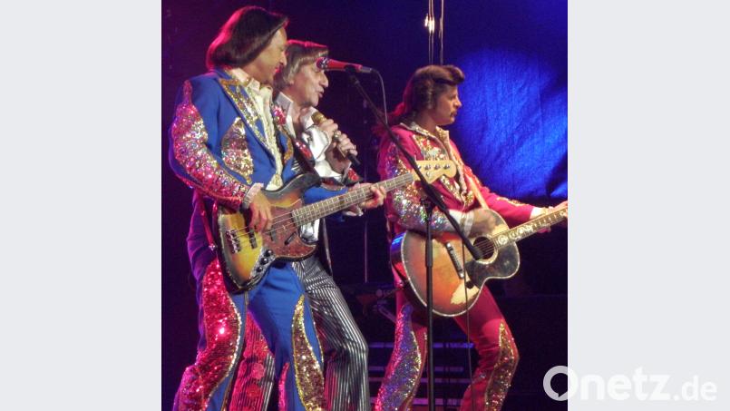 Mit seiner "Kapelle" (hier ein Teil davon) setzt Dieter Thomas Kuhn seinen Erfolgszug fort, der rein aus Cover-Versionen besteht. Bild: Amann