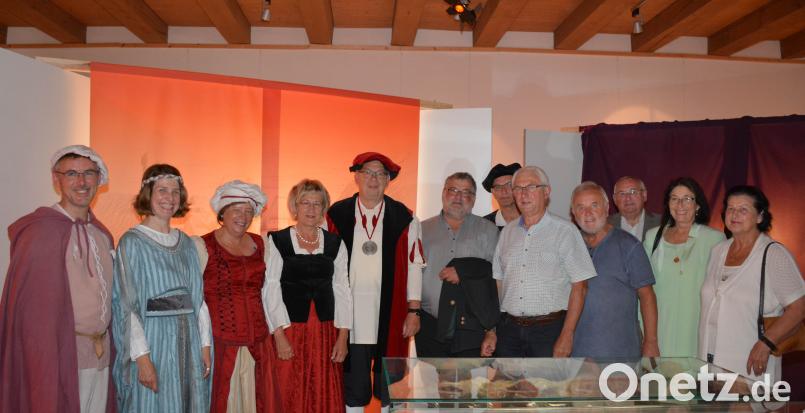 Raphael und Christa Haubelt (von links) begrüßten ihre Besucher und Ehrengäste anlässlich der Ausstellungseröffnung zum Thema &quot;Das Mittelalter im Licht der Farben&quot; Freya Stöckl