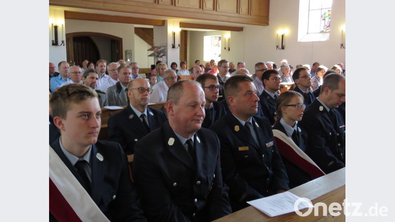 Viele Gläubige waren zur Messe in die Erlöserkirche gekommen, darunter auch die Feuerwehr Schönhaid und die Wiesauer Schützen mit einer Fahnenabordnung. UBB