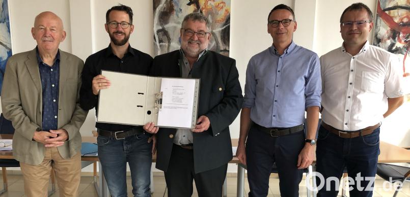 Unterzeichneten am Freitag den Vertrag: Im Bild von rechts Herbert Werner (Vorstand Bemo), Markus Willert (Geschäftsführer Voltgrün), Bürgermeister Armin Schärtl (Vorstand Bemo), Stefan Trummer (Geschäftsführer Voltgrün) und Ernst Bräutigam (Vorstand Bemo). exb