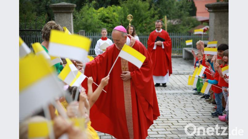 Weihbischof Reinhard Pappenberger segnet vor dem Gottesdienst die Buben und Mädchen des St. Elisabeth-Kindergartens. NJN