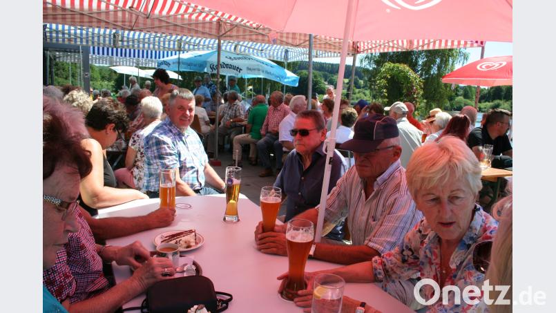 Nicht ein Platz war mehr frei auf der Seeterrasse vom „Hexenhäusl“, eine leichte Rußweiher-Brise, Musik und ein kühles Bier haben die Hitze etwas erträglicher gemacht. gpa